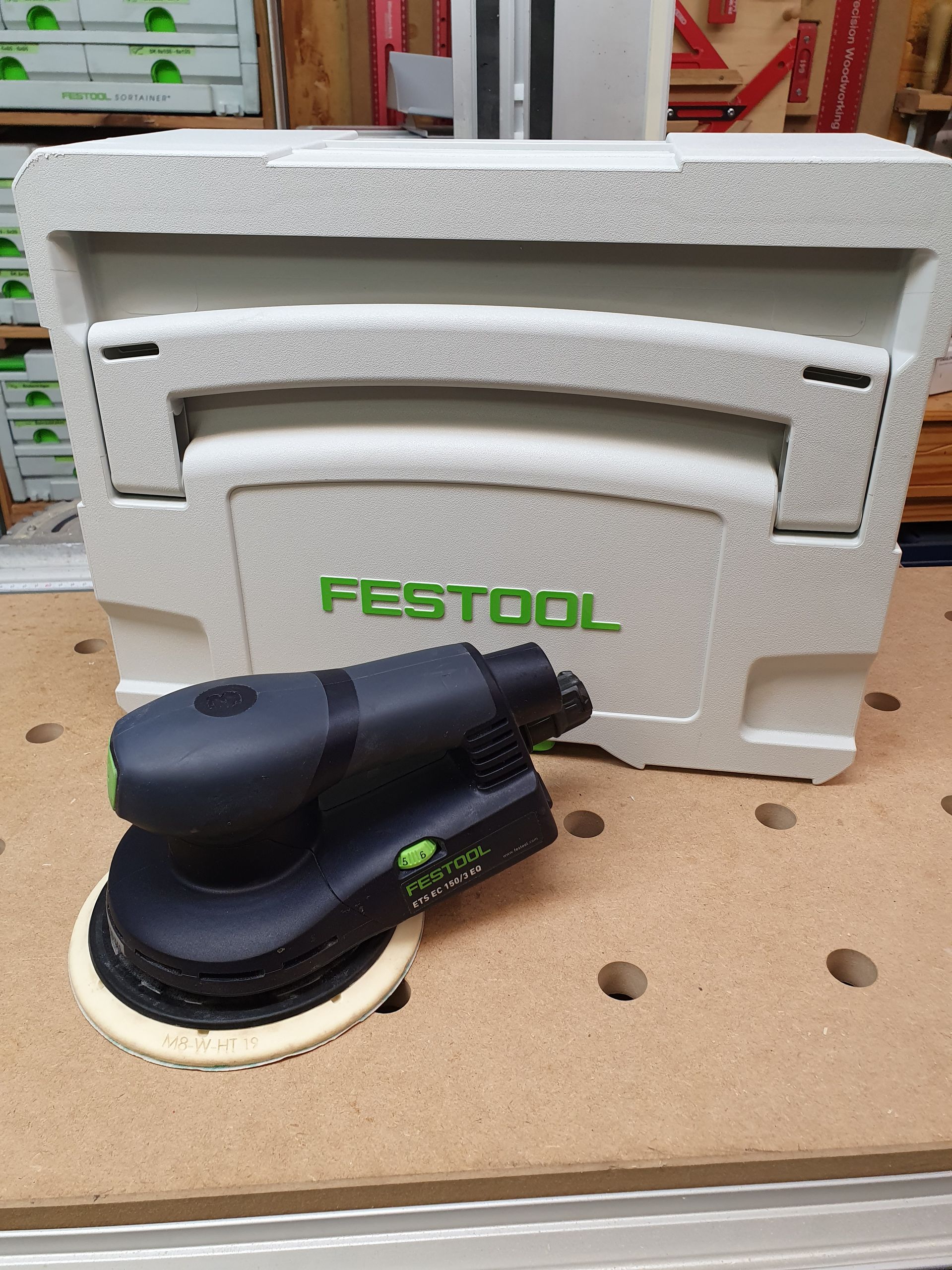 Exzenterschleifer ETS EC 150-5 EQ-Plus von Festool-Solo vor Container
