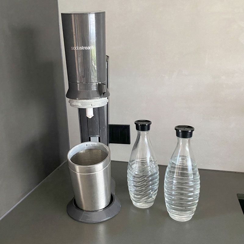 Sodastream 1216513490 Crystal 2.0 + 3 Glaskaraffen Wassersprudler Titan Wassersprudler: "Crystal 2.0" von SodaStream im Review