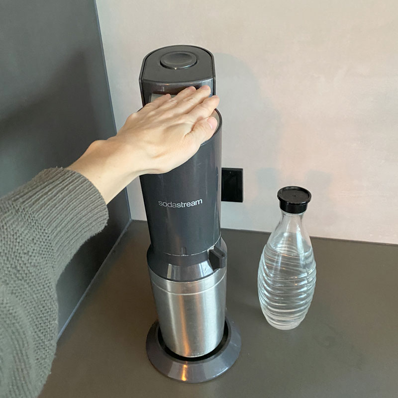 SodaStream Crystal 2.0 Wassersprudler - einfaches Befüllen durch Hinunterdrücken