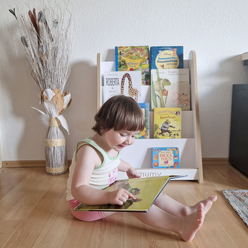 Mumy Montessori Bücherregal - © Leonora Bajraktari / wunsch-kind.at